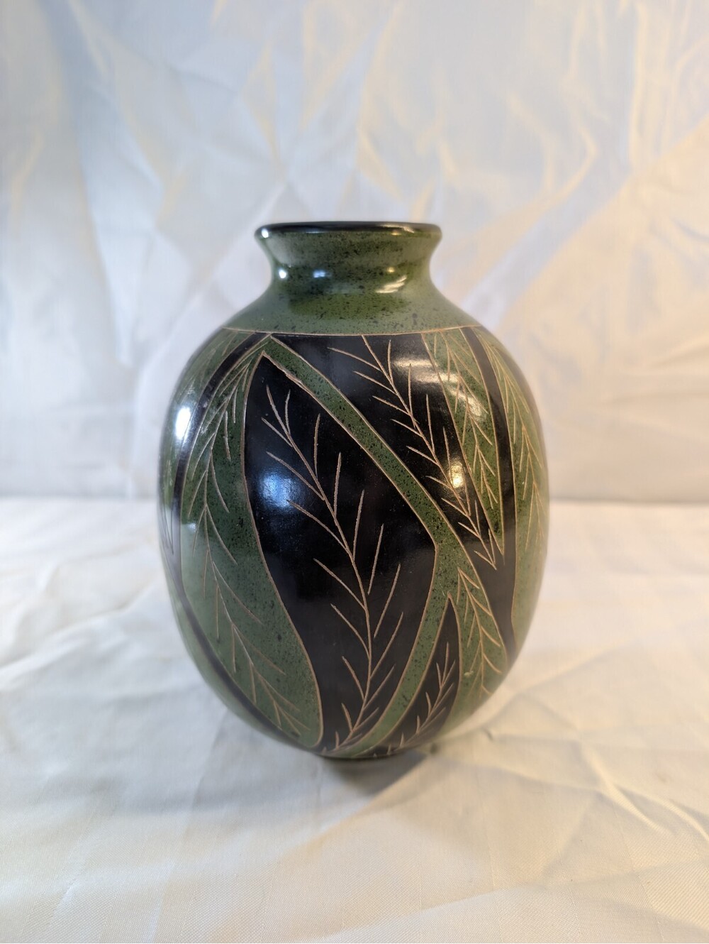 Vintage Bladimir Norori Nicaraguan Studio Art Pottery Vase Sgraffito Leaf 7 In